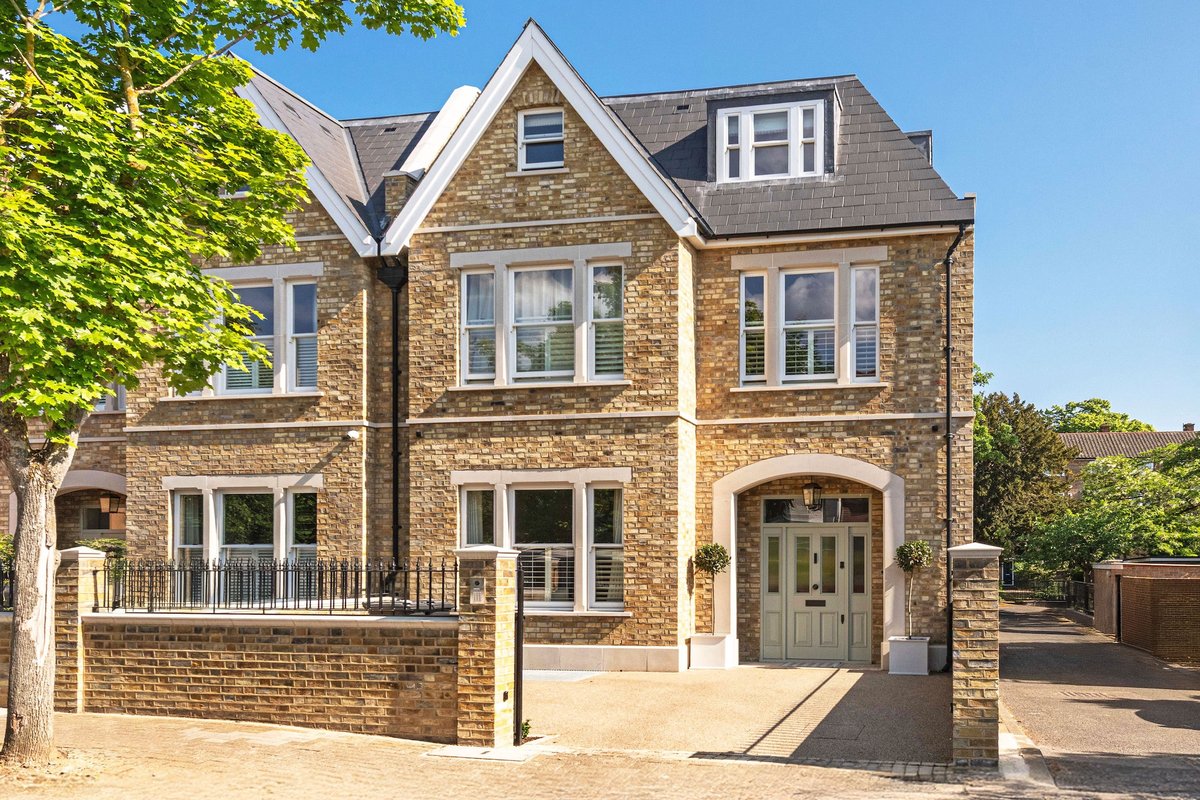 7 bedroom house in London • Freehold