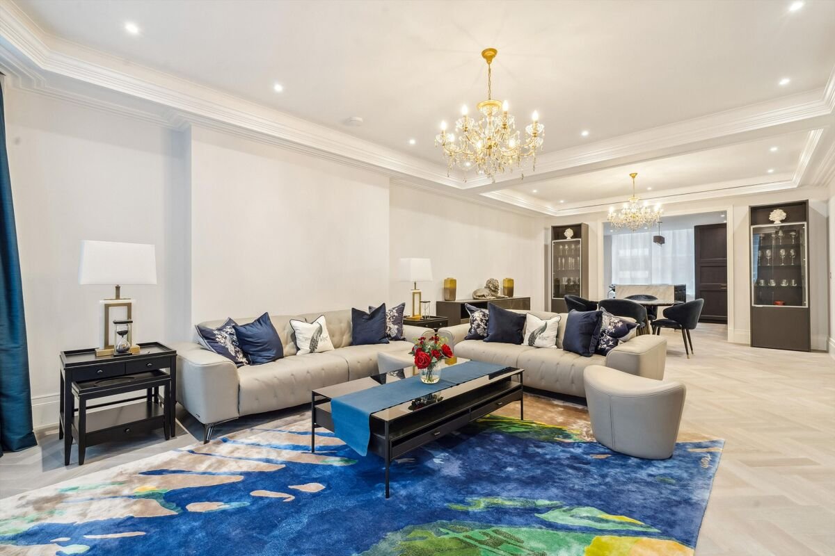 3 bedroom flat in 35 Old Queen Street