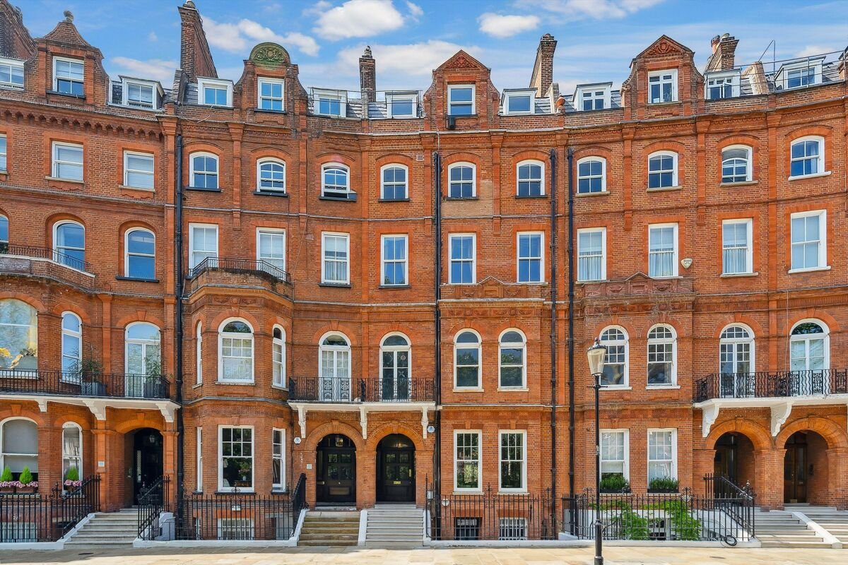 2 bedroom flat in Lennox Gardens