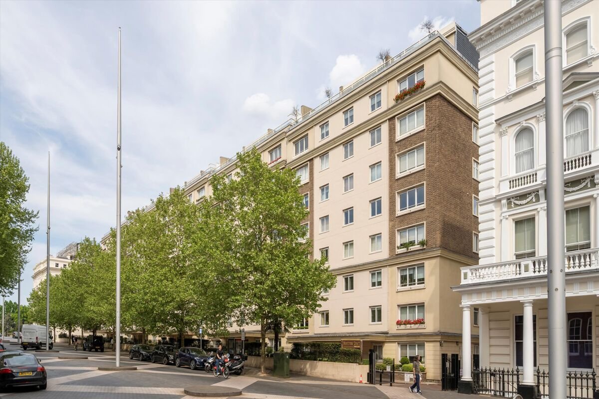 3 bedroom flat in Montrose Court