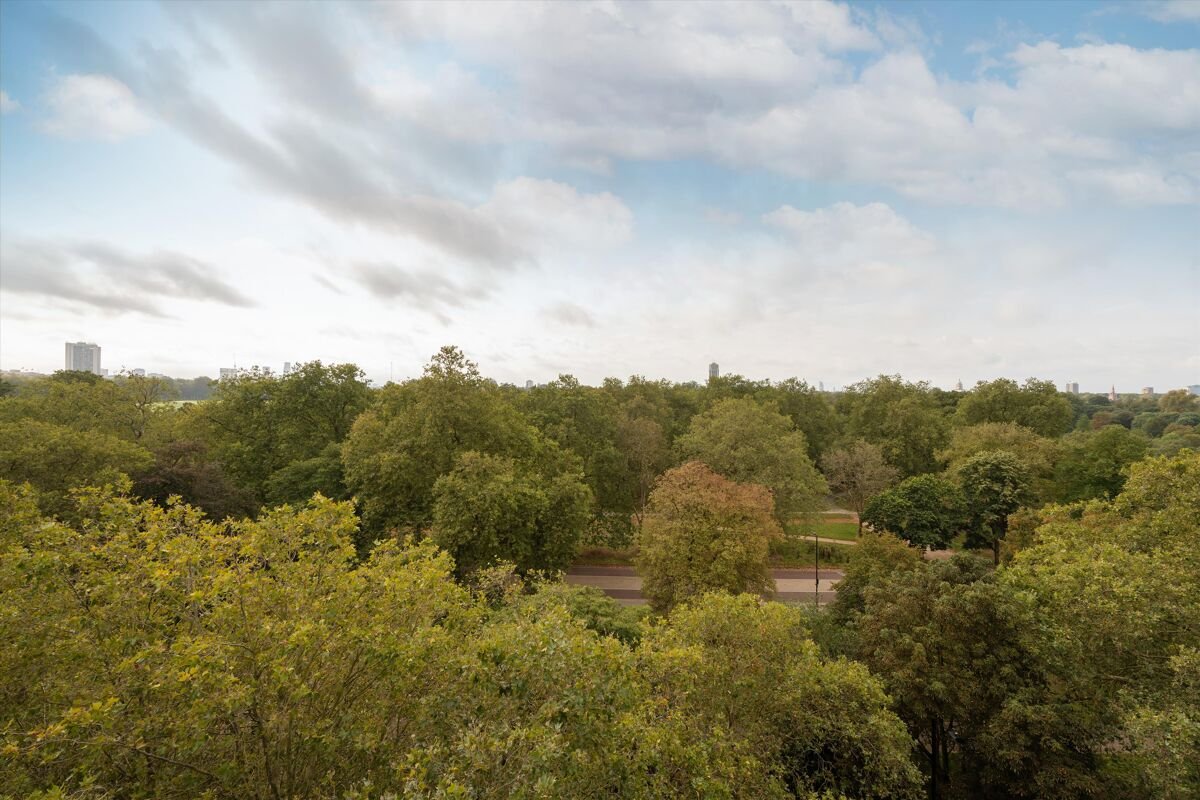 3 bedroom flat in Hyde Park Place