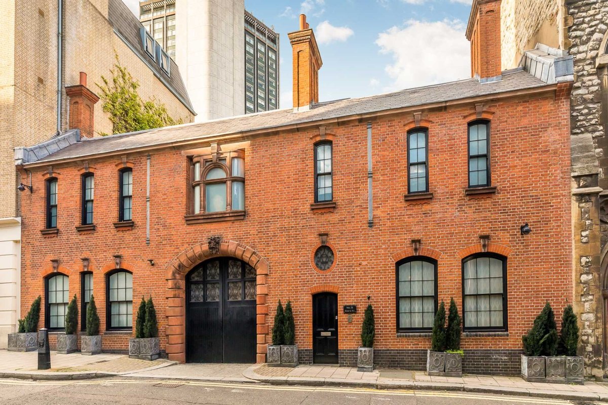 7 bedroom house in London • Freehold