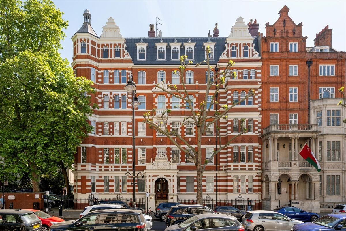 2 bedroom flat in Queen's Gate