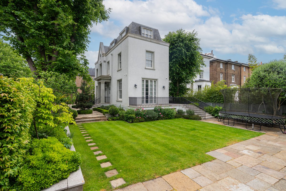 6 bedroom house in London • Freehold