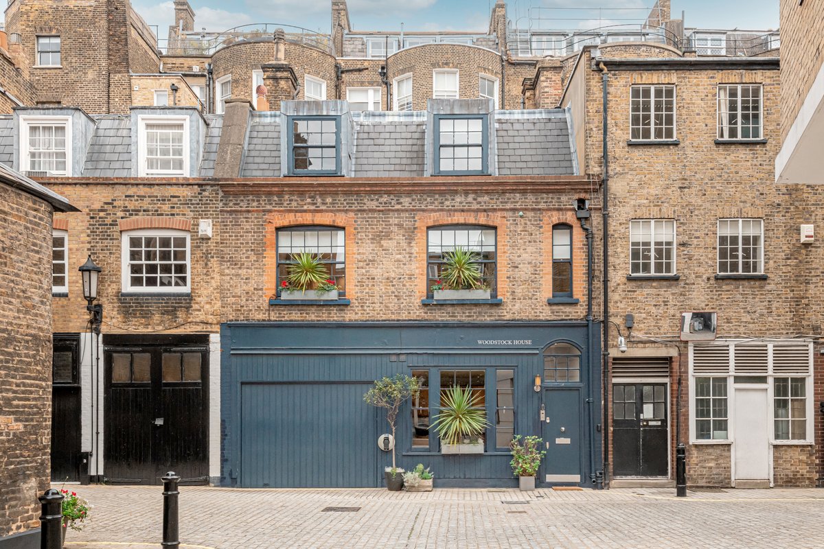 2 bedroom house in London • Leasehold