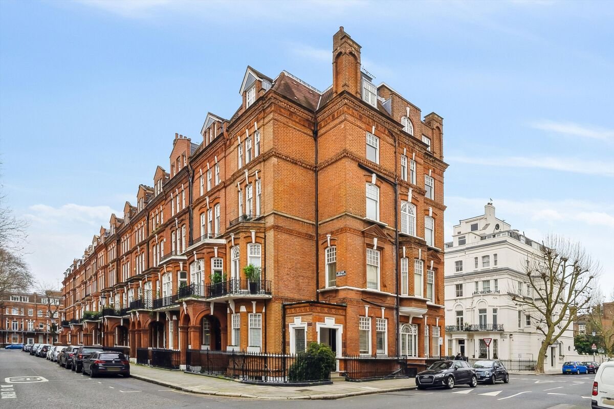 3 bedroom flat in Elm Park Gardens