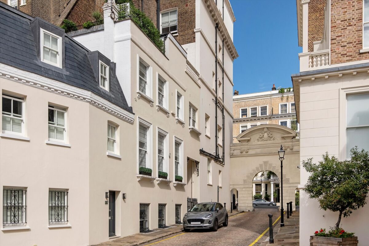 2 bedroom house in Queen's Gate Place Mews