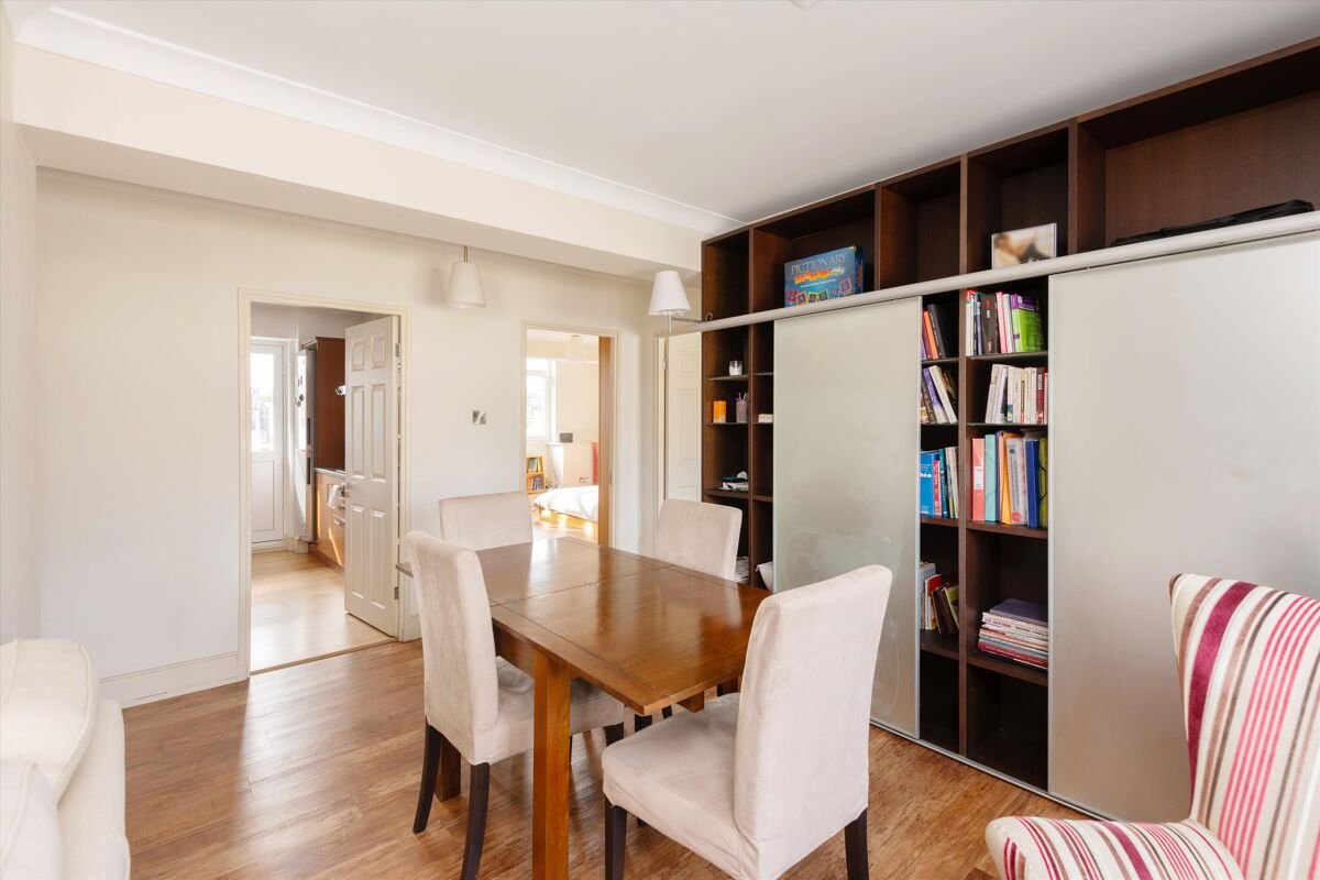 2 bedroom flat in Gloucester Terrace