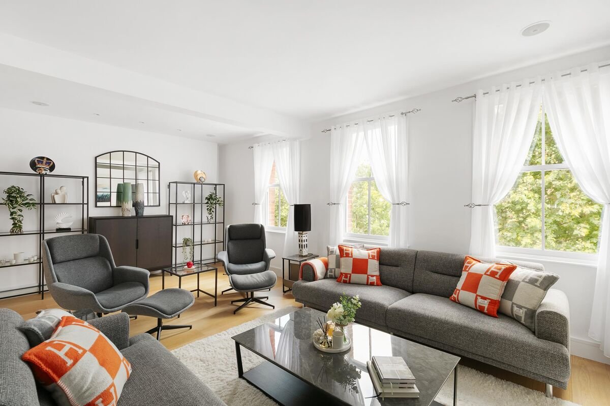 3 bedroom flat in Brechin Place