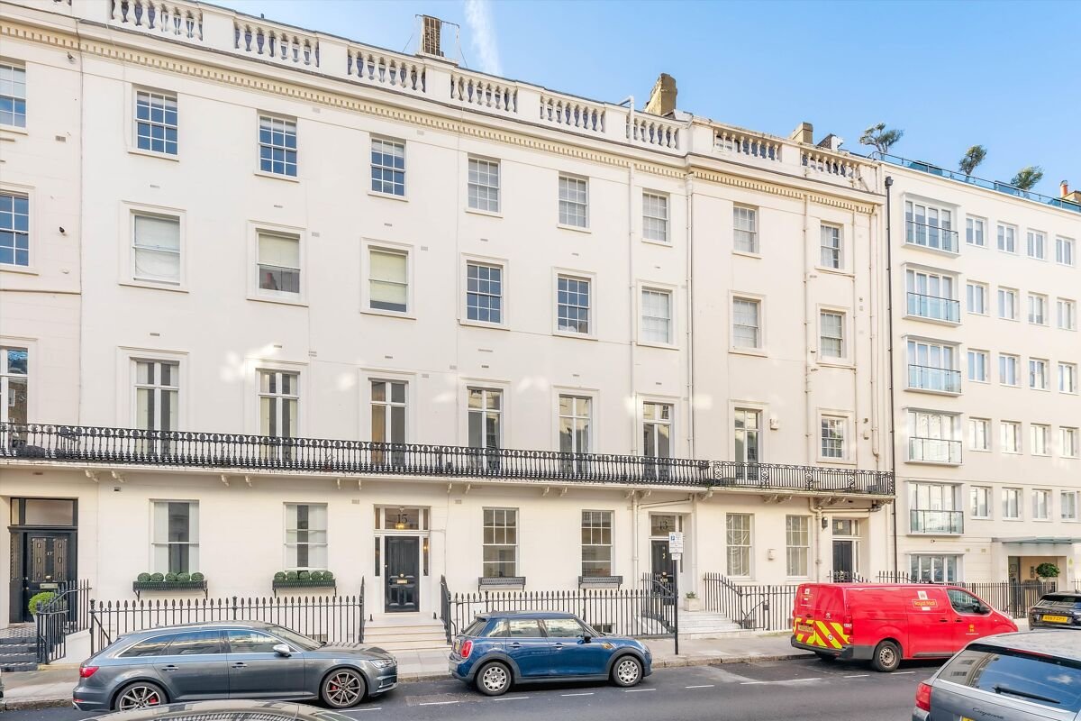 2 bedroom flat in Chesham Street