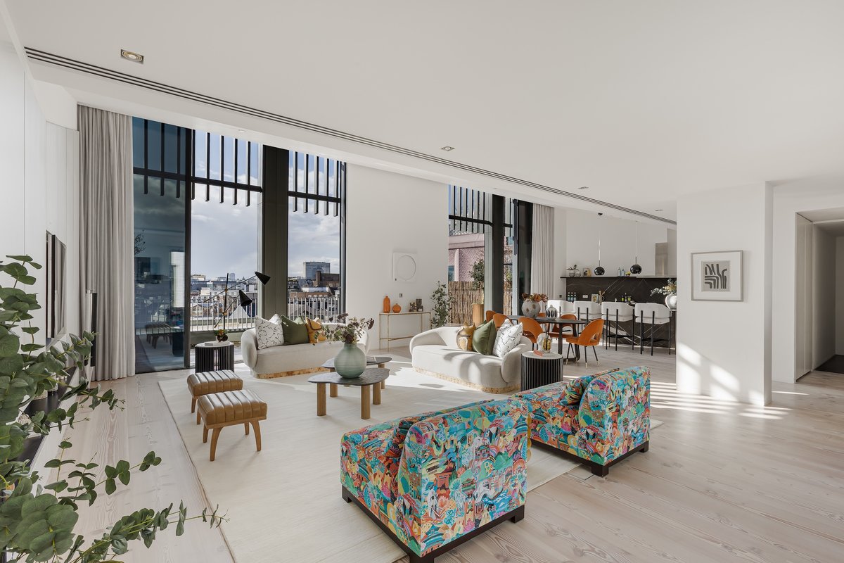 3 bedroom flat in London • Leasehold