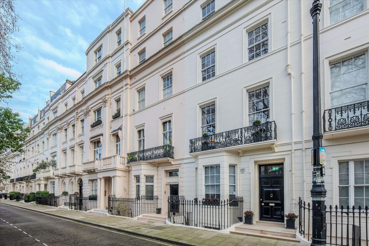 6 bedroom flat in 45 Wilton Crescent