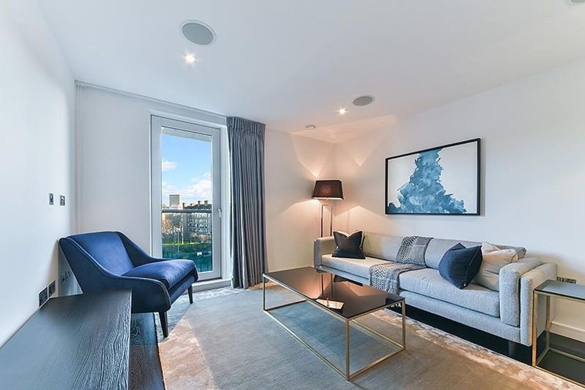 2 bedroom flat in Grosvenor Waterside