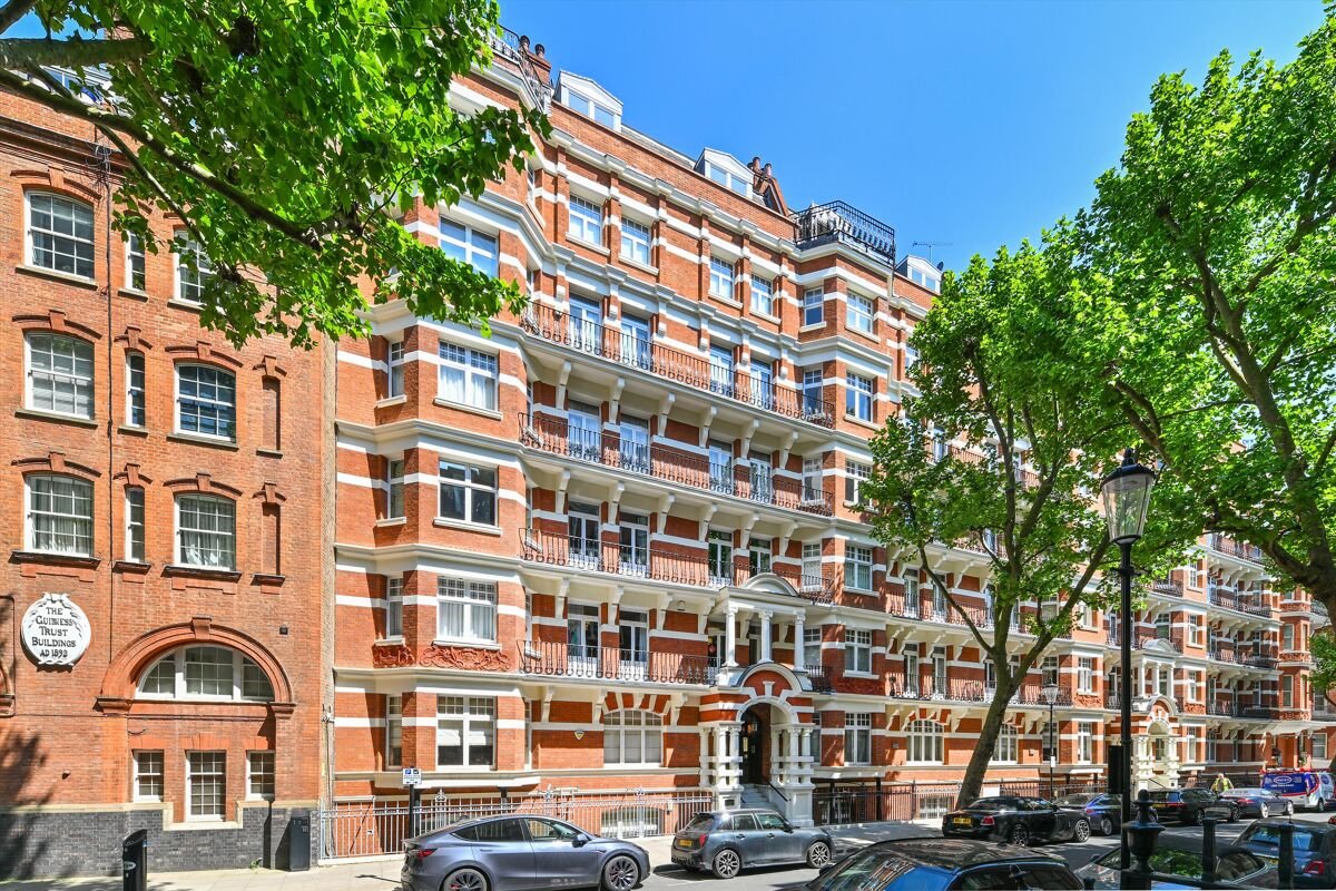 3 bedroom flat in Cadogan Court