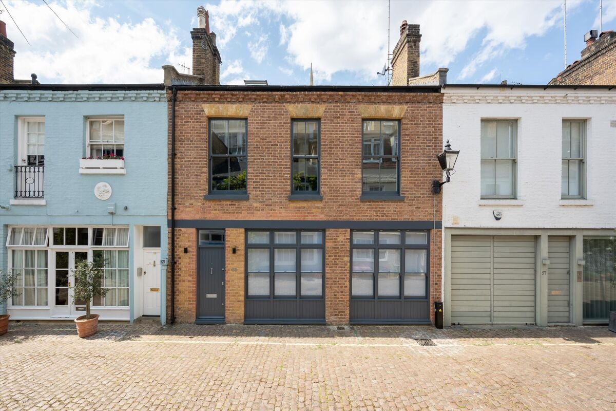 4 bedroom mews house in Lancaster Mews