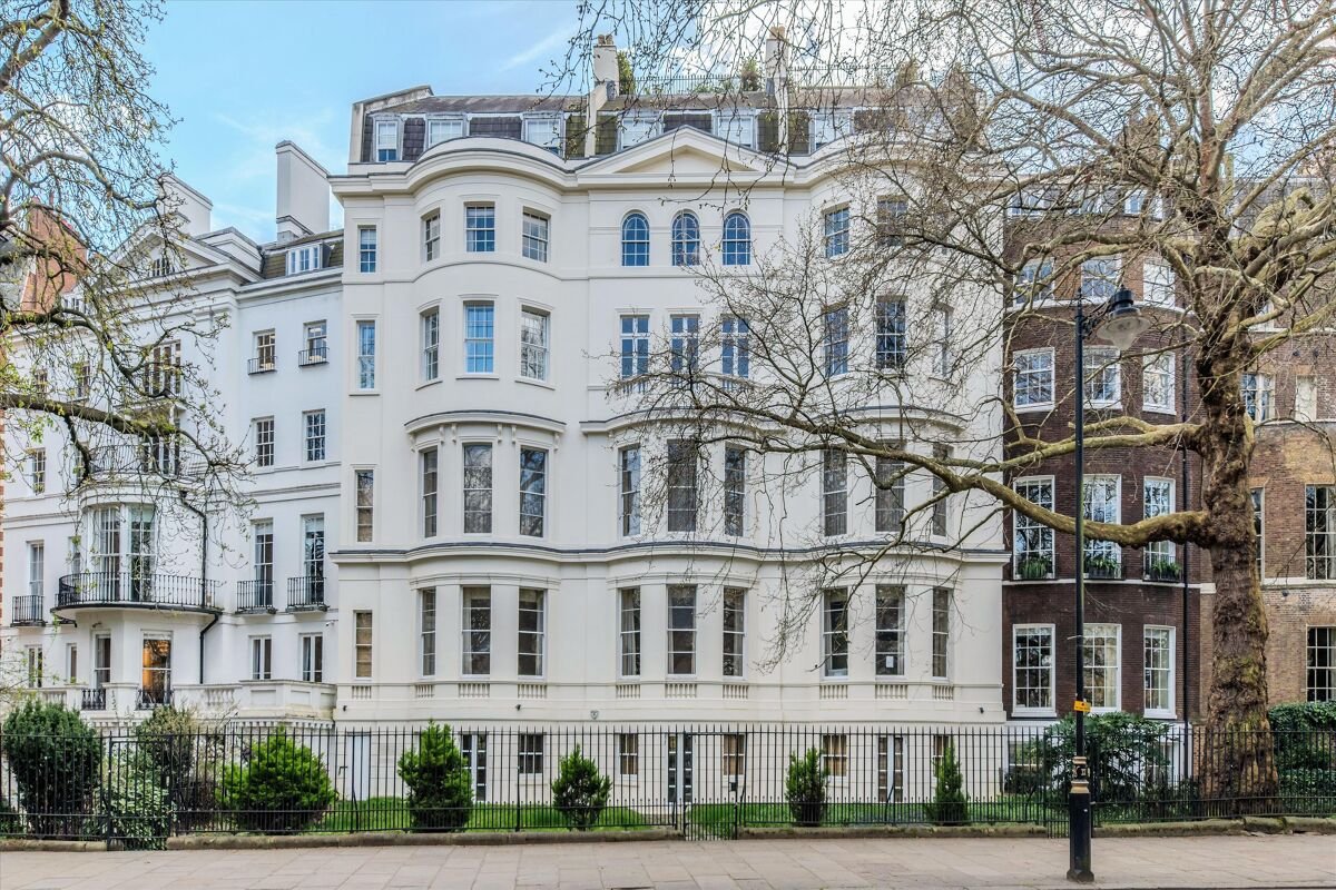5 bedroom flat in Queen Annes Gate