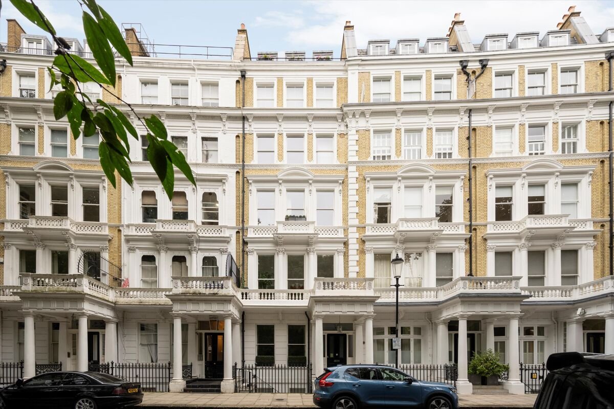 3 bedroom flat in Courtfield Gardens