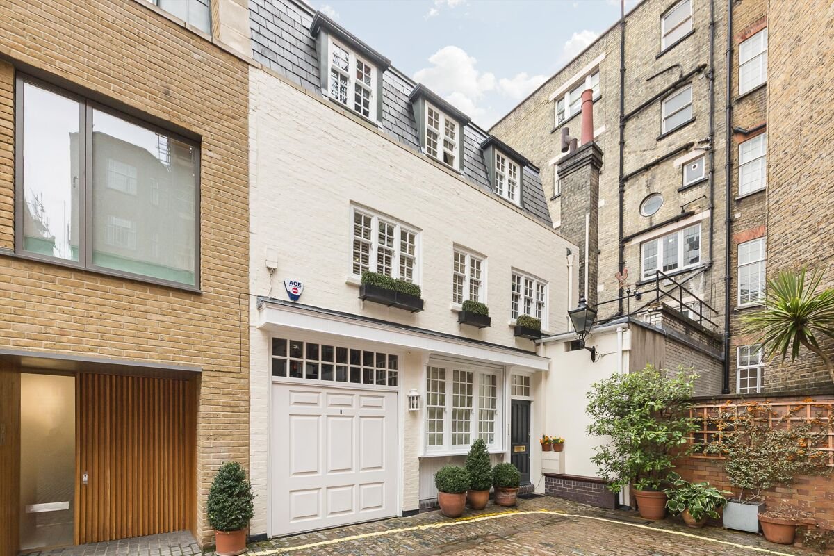 4 bedroom house in Hallam Mews
