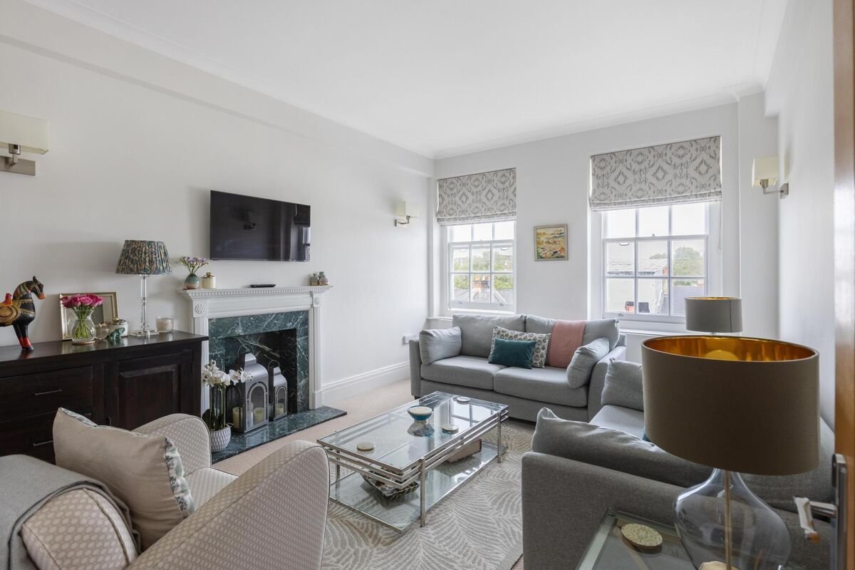 3 bedroom flat in Warwick Gardens