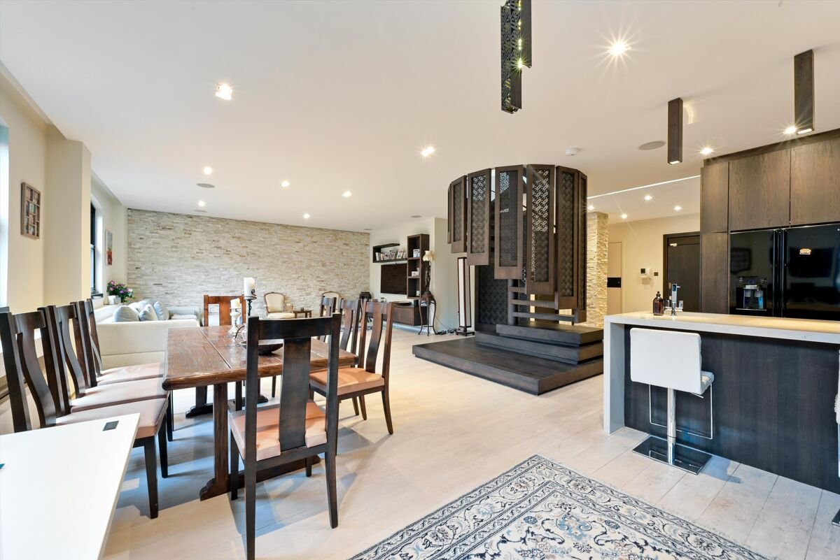 2 bedroom penthouse in Pickfords Wharf Apartments