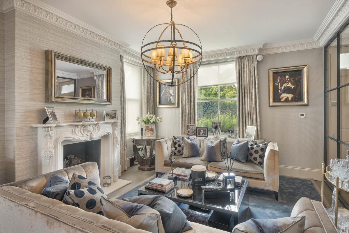 7 bedroom house in Earls Court Road