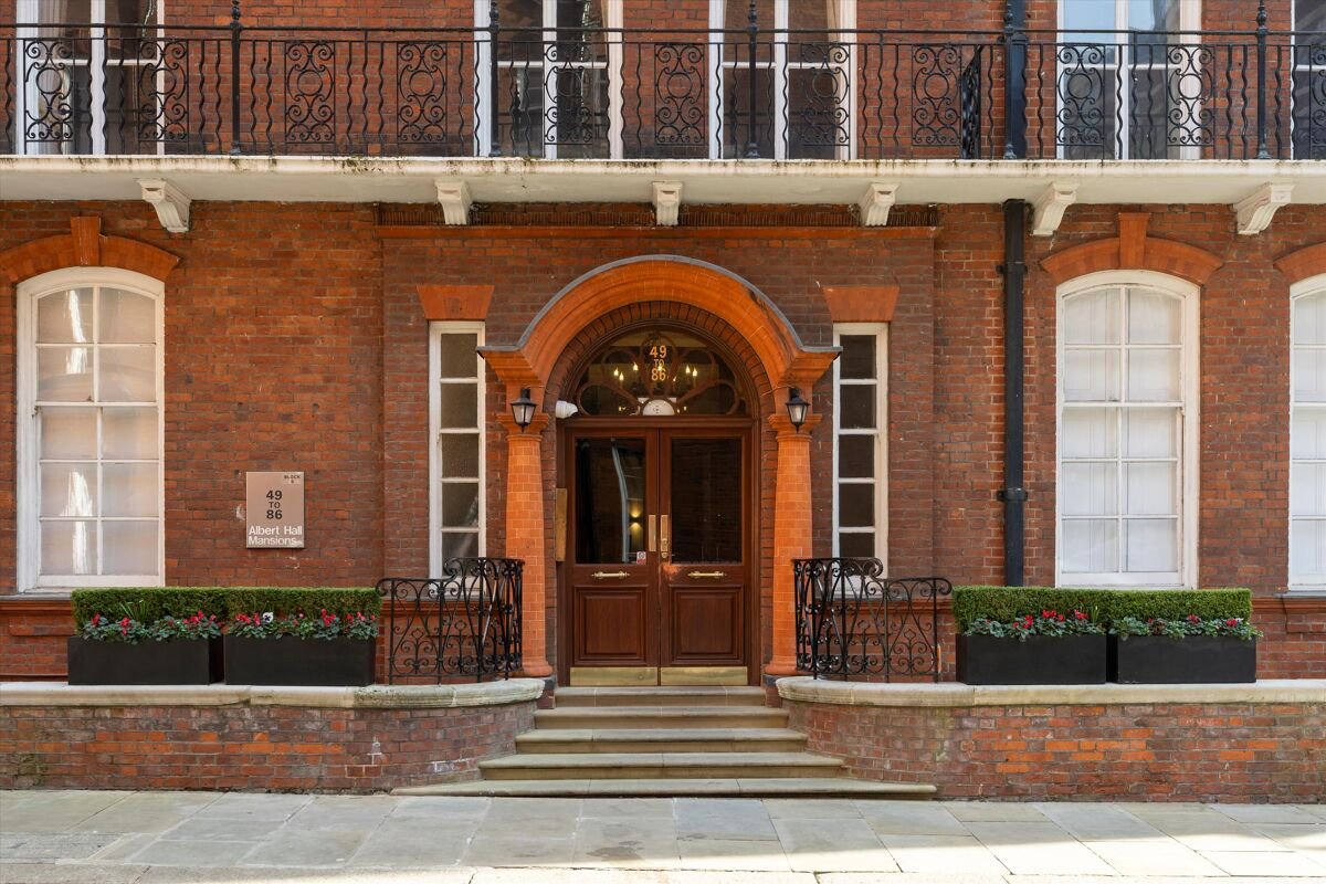 7 bedroom flat in Kensington Gore