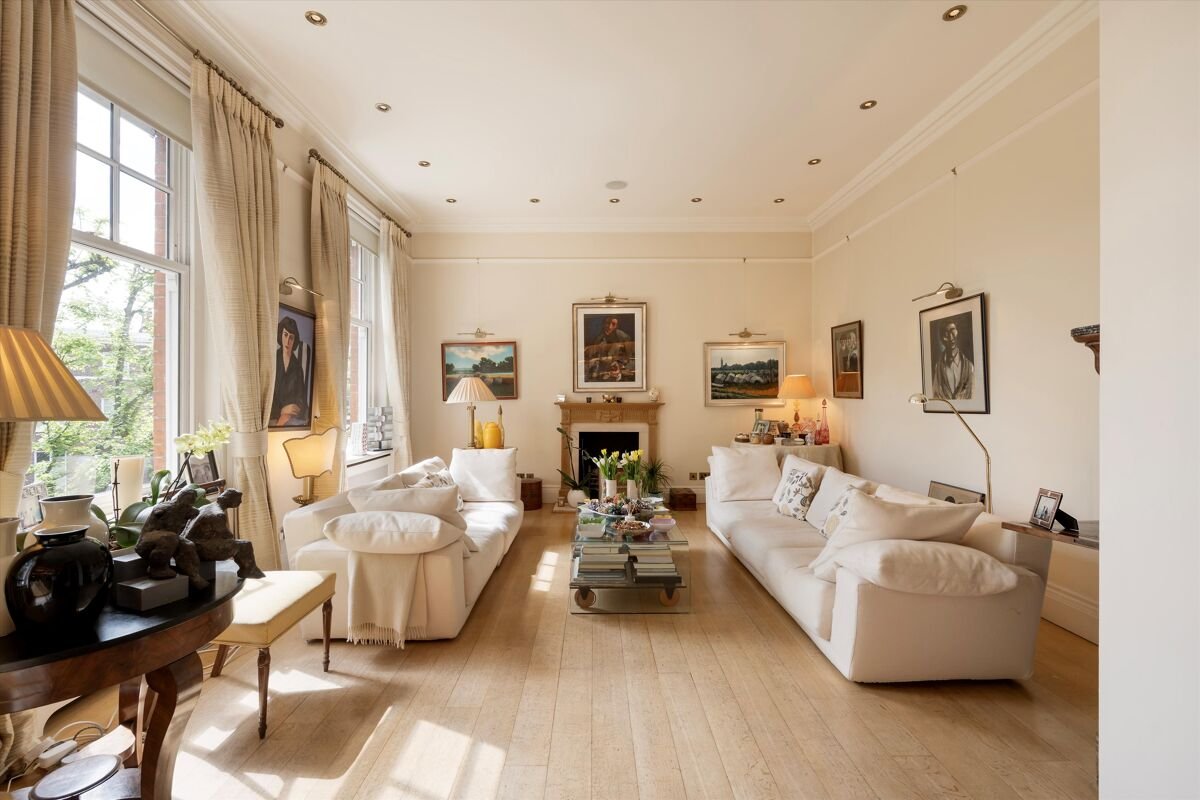 3 bedroom flat in Egerton Gardens