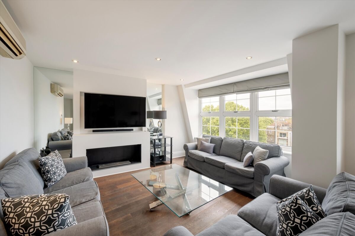 2 bedroom flat in Ovington Court