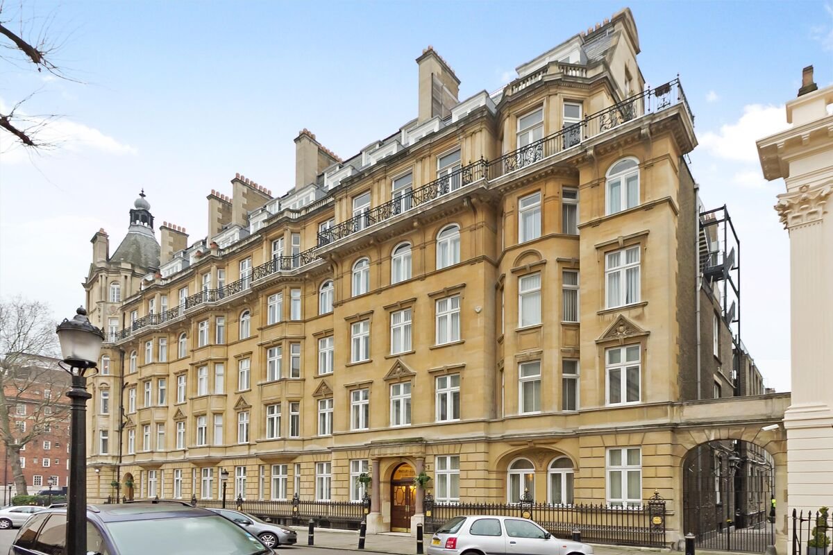 2 bedroom flat in Harley House