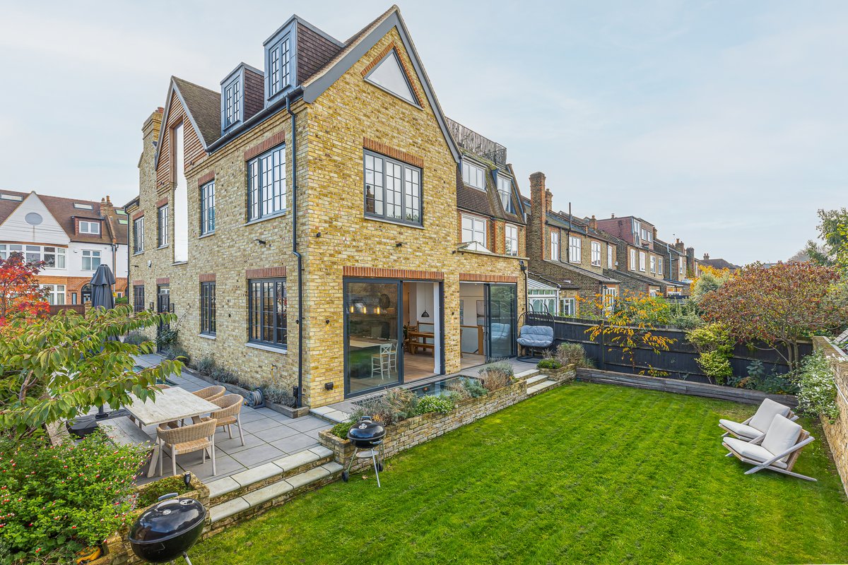 6 bedroom house in London • Freehold