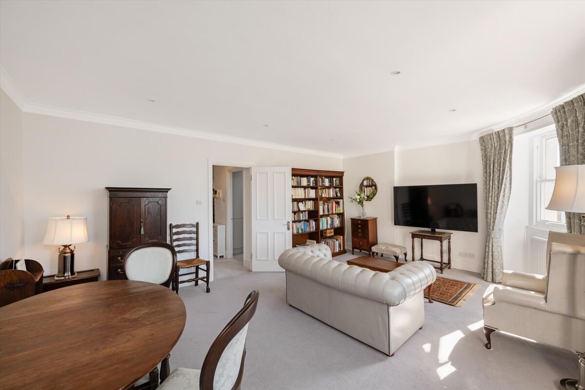 2 bedroom flat in 11 Stanhope Place