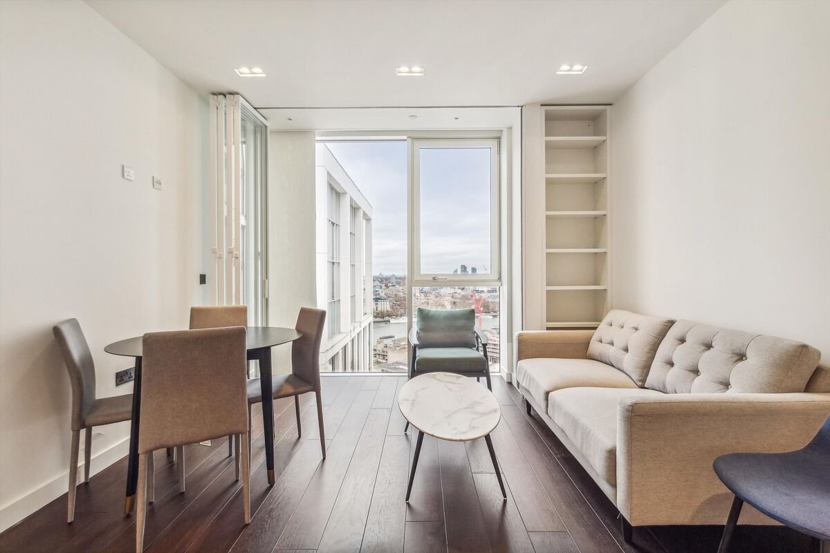 2 bedroom flat in Casson Square