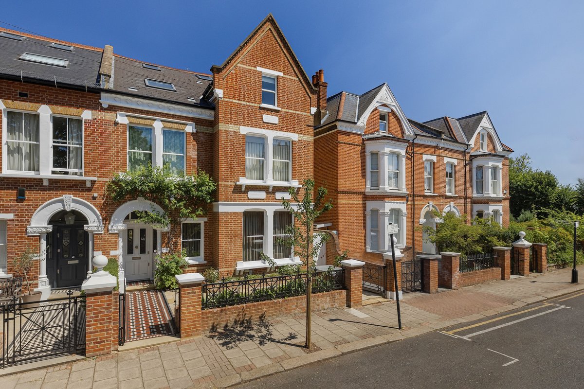 7 bedroom house in London • Freehold