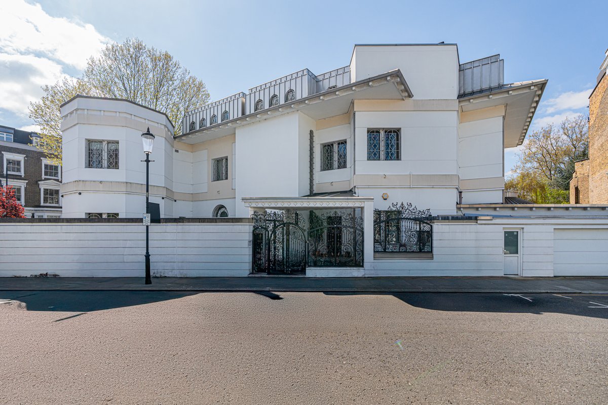 8 bedroom house in London • Freehold