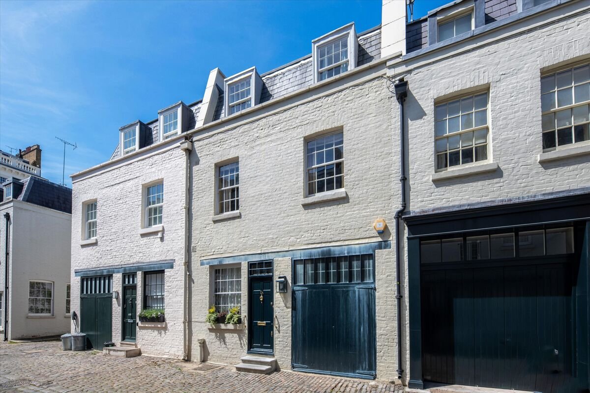 3 bedroom mews house in Lyall Mews