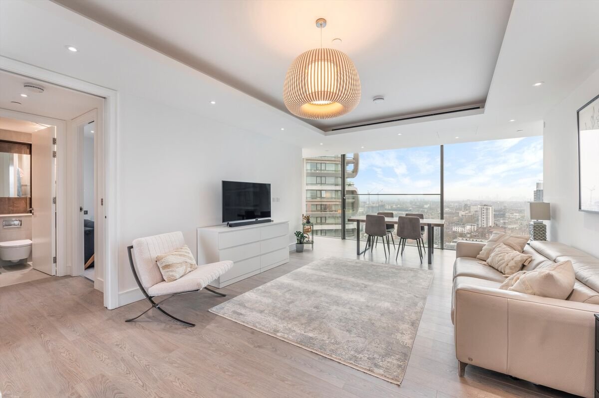 2 bedroom flat in Bollinder Place