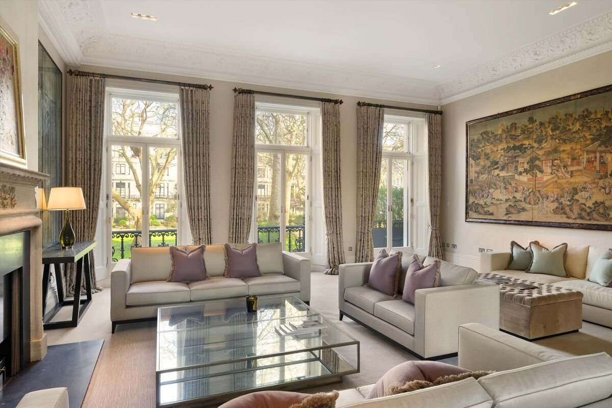 3 bedroom flat in Ennismore Gardens