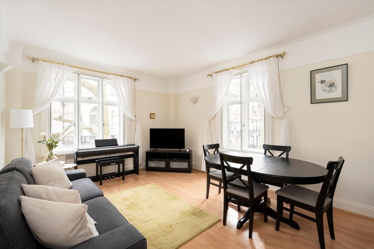 2 bedroom flat in Chesterfield House