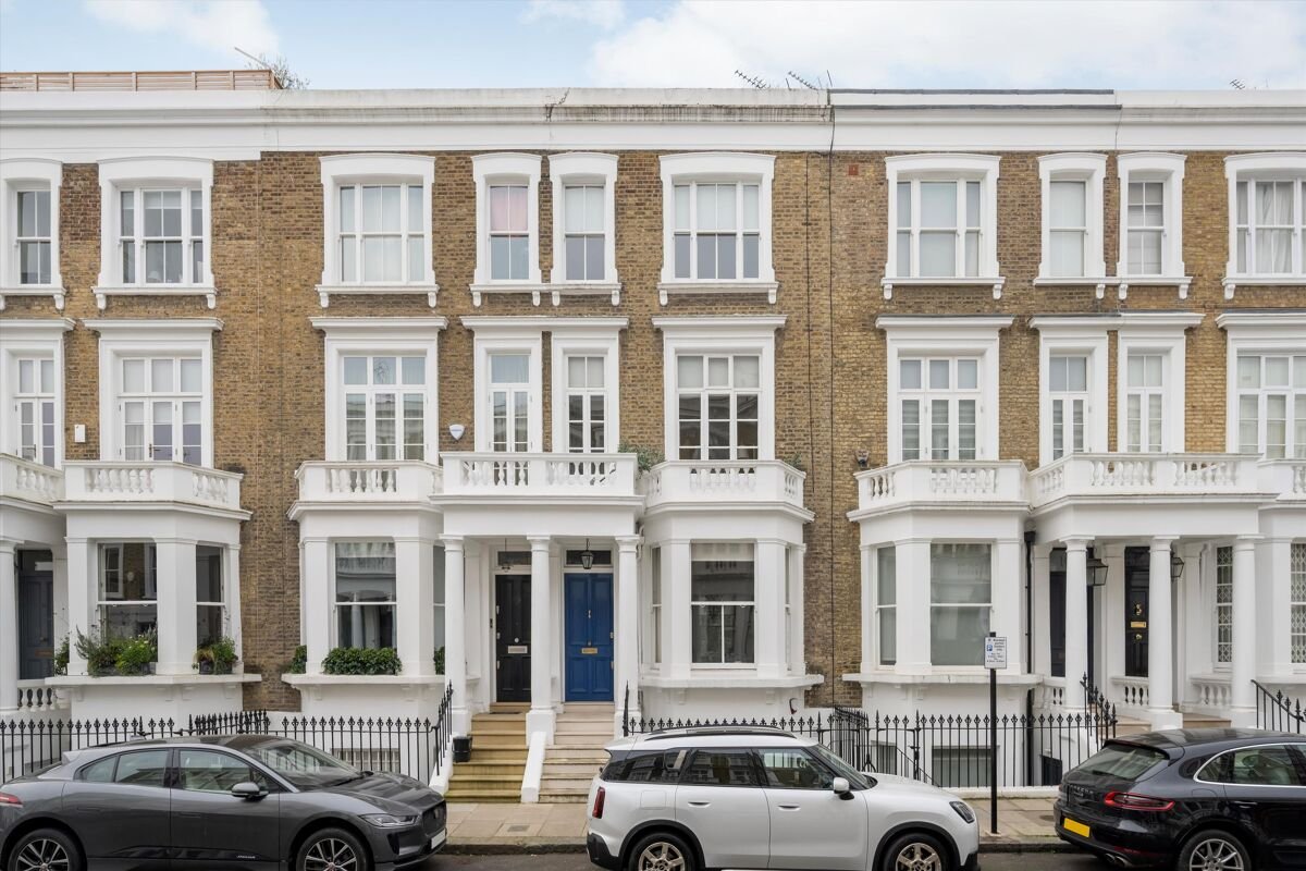 3 bedroom flat in Bramerton Street