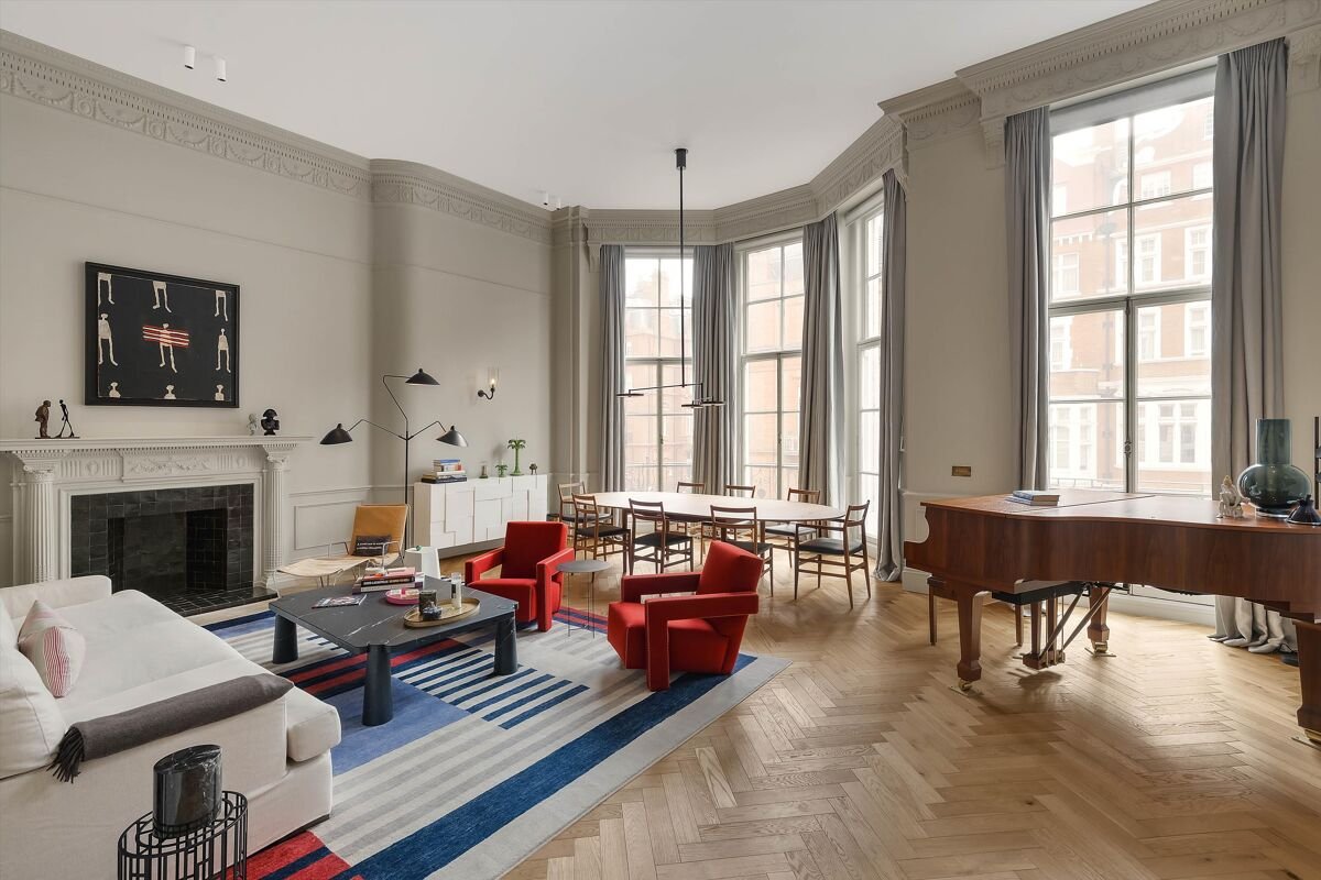 4 bedroom flat in Pont Street