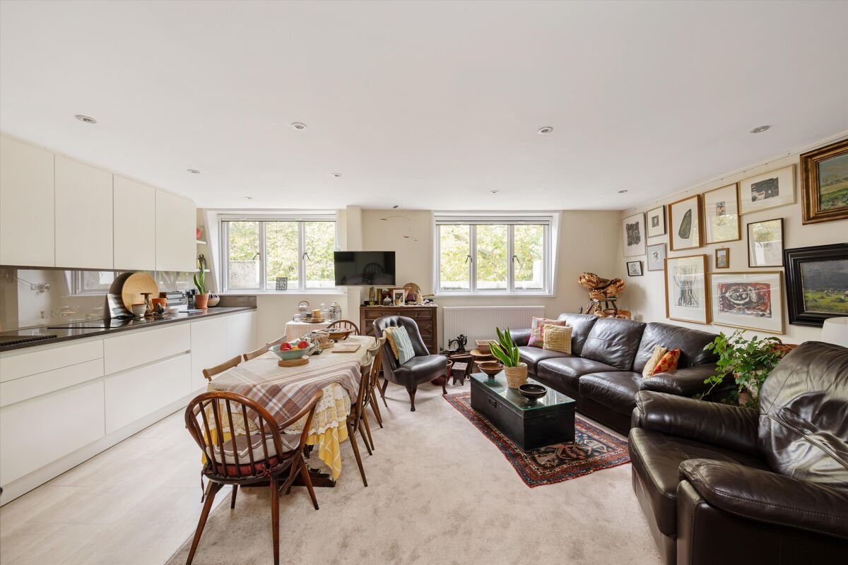 2 bedroom flat in Sussex Gardens
