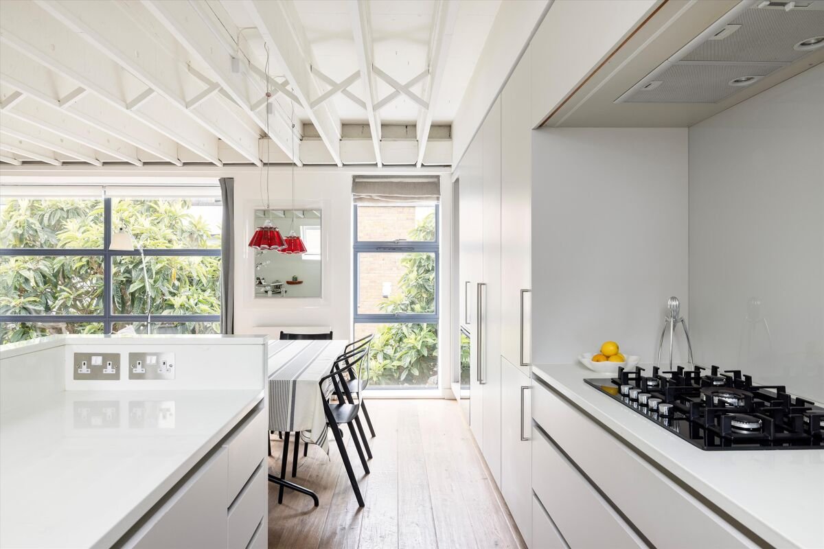 2 bedroom mews house in Dunworth Mews