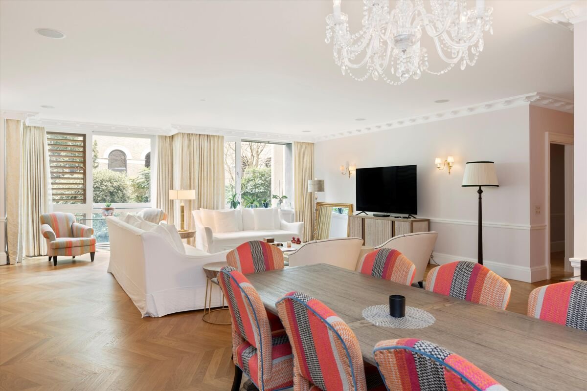 3 bedroom flat in Montrose Place
