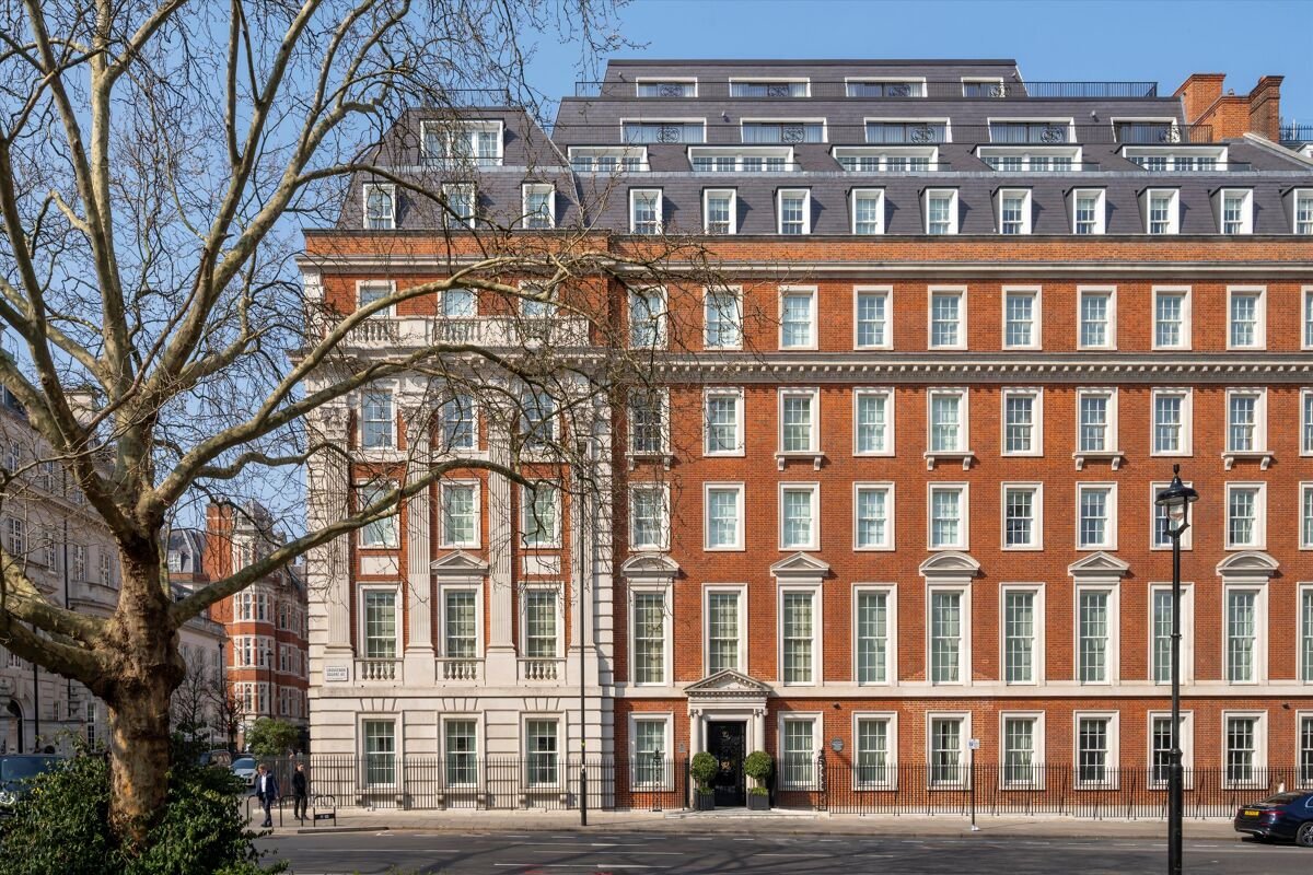 2 bedroom flat in Grosvenor Square