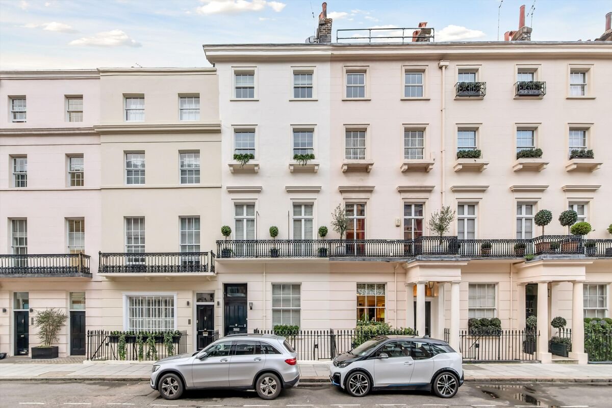 3 bedroom flat in Ebury Street