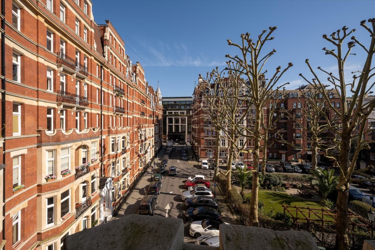 3 bedroom flat in Iverna Court