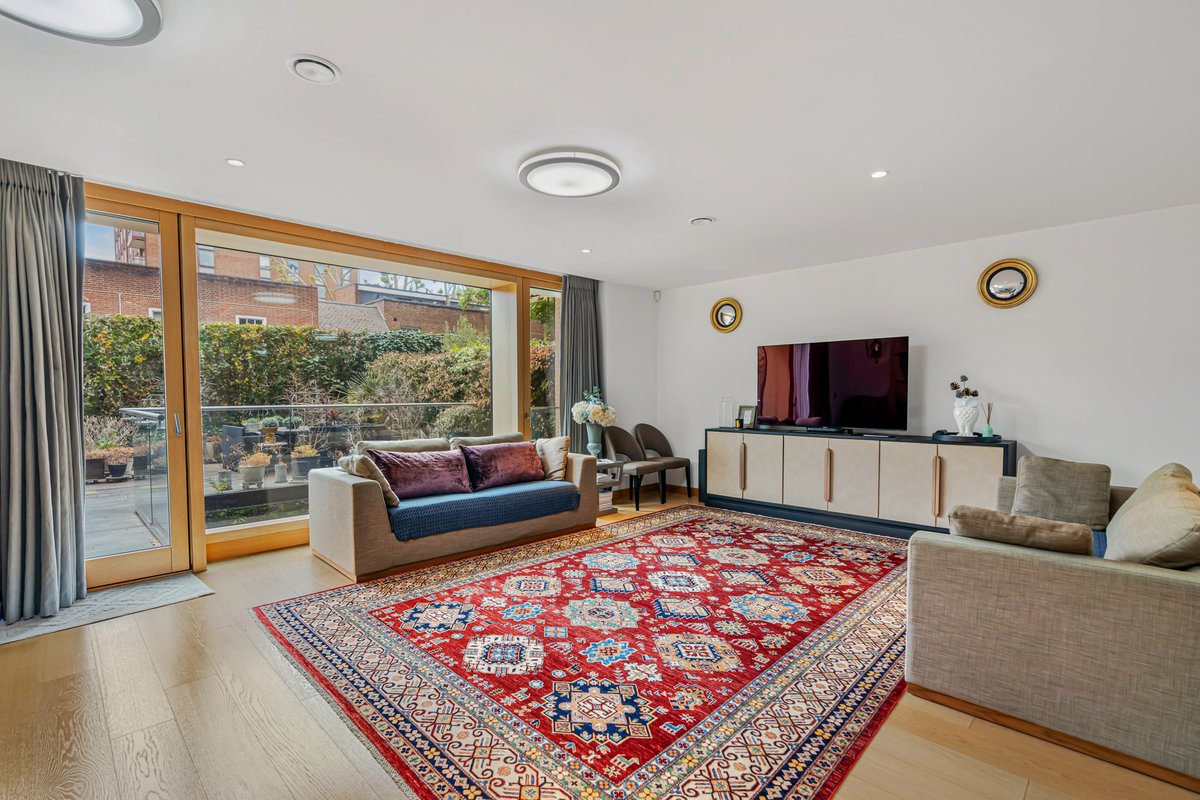 3 bedroom flat in London • Leasehold