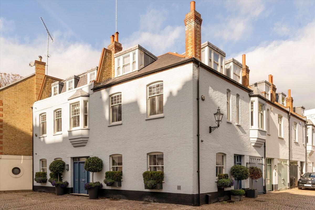 5 bedroom house in Pont Street Mews