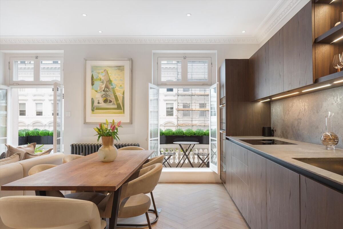 2 bedroom flat in Queen's Gate Terrace