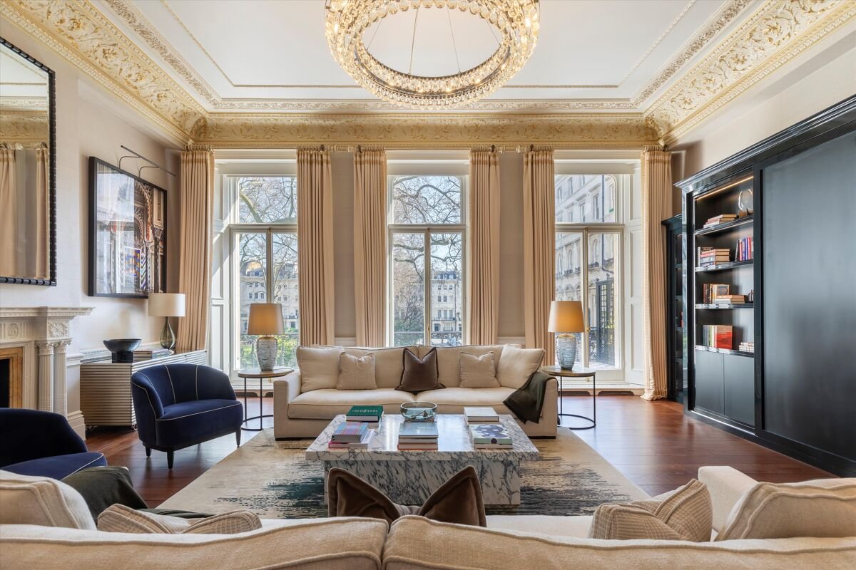 4 bedroom flat in Ennismore Gardens